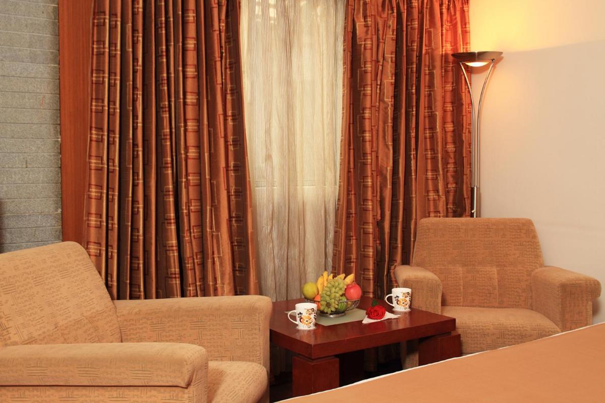 Parijatha Gateway Hotell Bangalore Exteriör bild